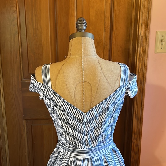 EUC WHBM  Blue & White Seersucker Dress Size 2 with pockets - Picture 8 of 14
